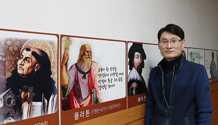 Han Jeong Joo, a Korean history and classics specialist, delivers a lecture on the names adopted by Joseon scholars, at the Gwanak-gu Lifelong Learning Center on Feb. 13.